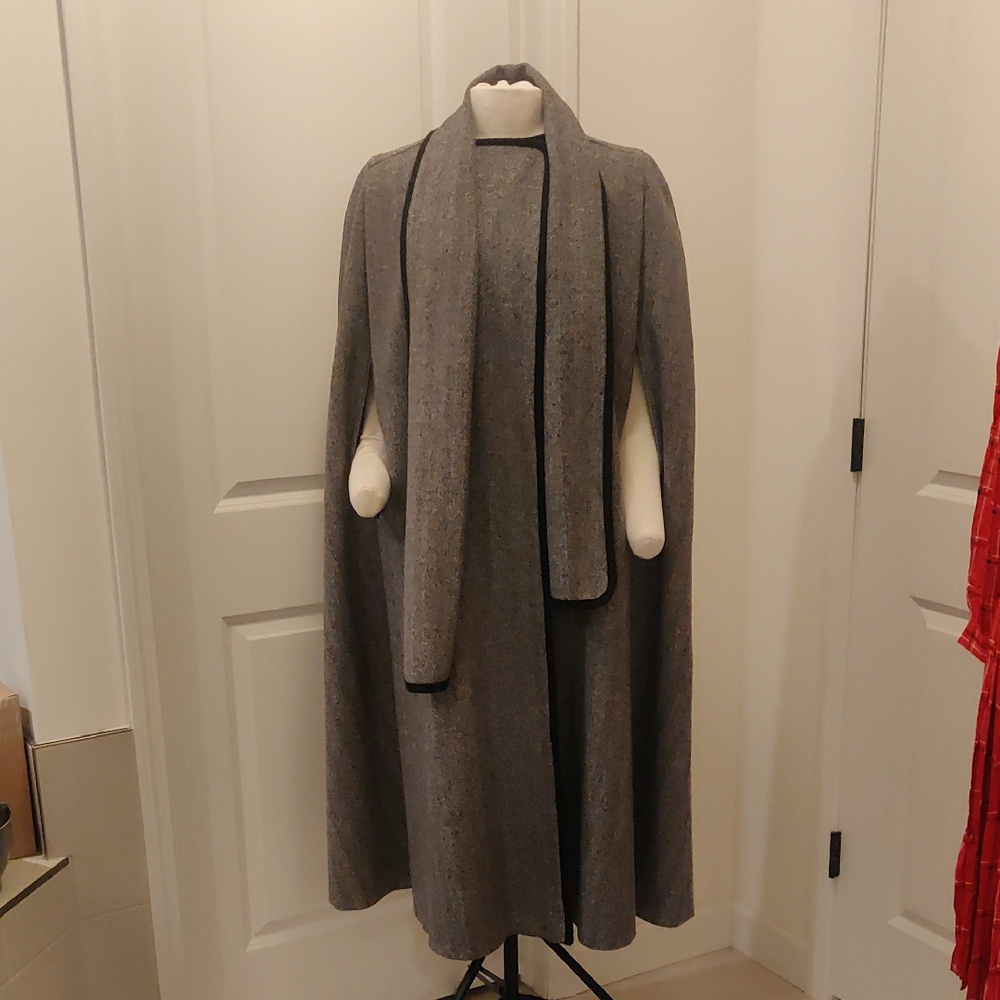 1980's Alorna Wool Cape in Gray Herringbone Pattern Elegant Black Trim Vntg Y2K